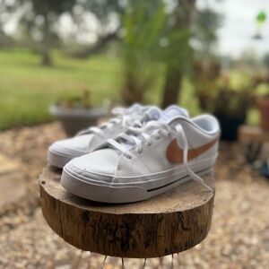 Clean Nike Court Legacy (Size 9)